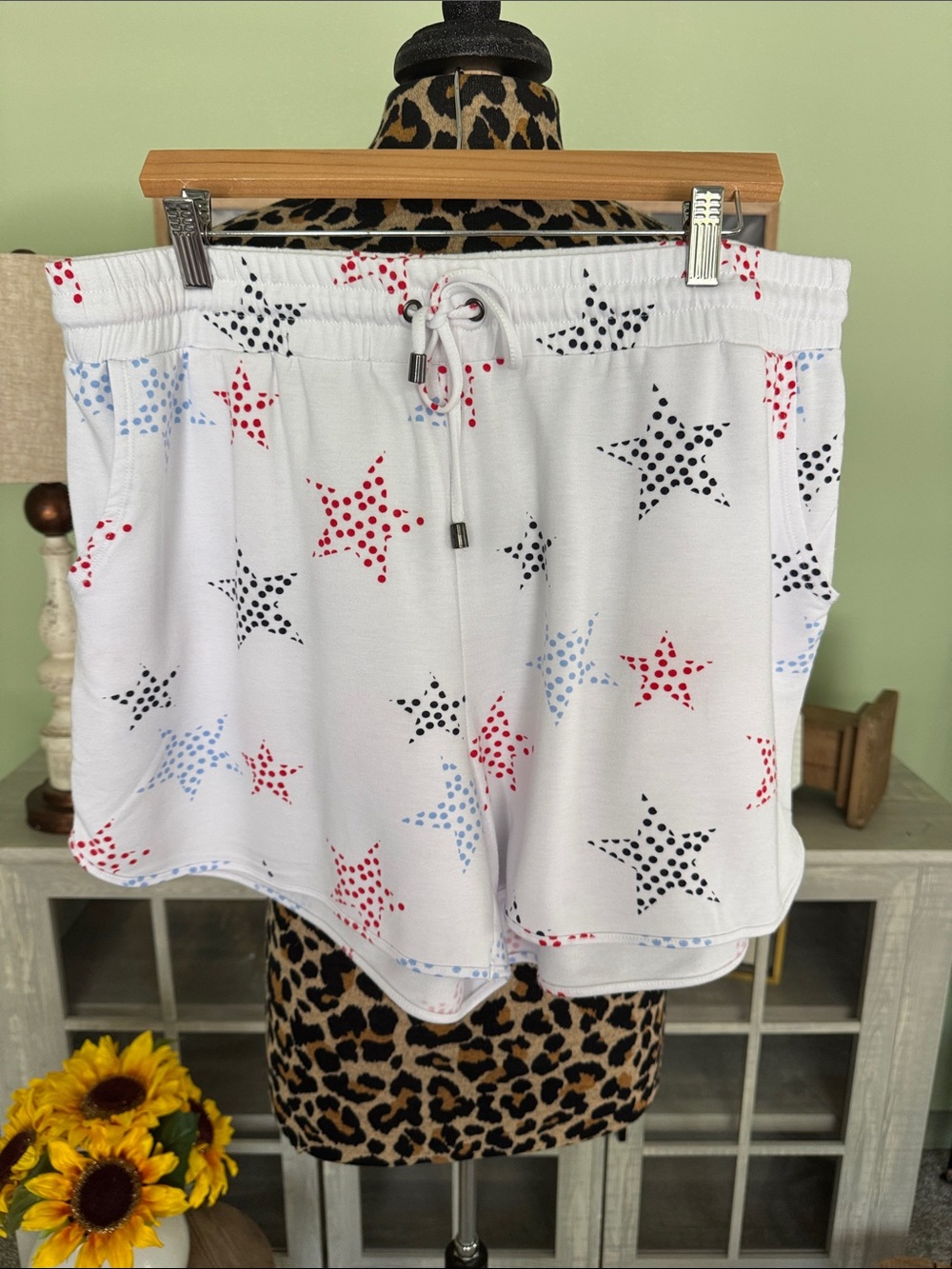 Crown & Ivy Star Print White Drawstring Shorts - Sz XL